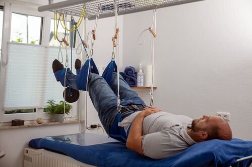 Die Schlingentisch-Therapie ist eine physiotherapeutische Behandlungsmethode, bei der einzelne Körperabschnitte oder auch größere Bereiche des Körpers mithilfe spezieller Schlingen und Seilzüge gezielt gelagert und bewegt werden.