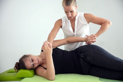 Die PNF Behandlung (Propriozeptive Neuromuskuläre Fazilitation) ist eine physiotherapeutische Behandlungsmethode, die insbesondere bei neurologischen und neuromuskulären Beeinträchtigungen eingesetzt wird.